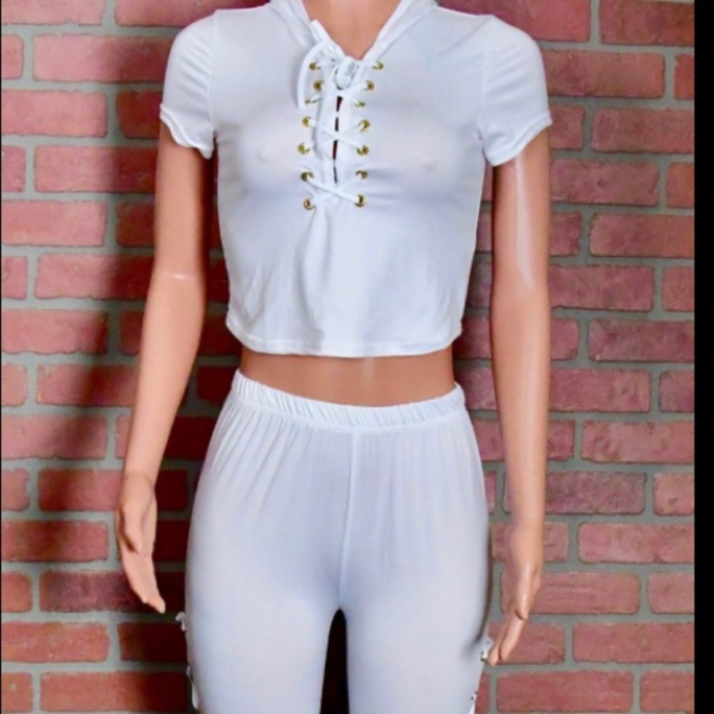 Women’s cropped top Hoodie pants set.
